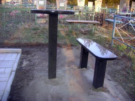 гранитный столик и лавочка на кладбище